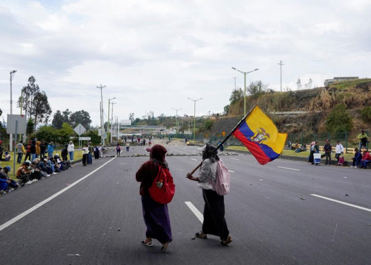 Doce militares heridos y 17 retenidos en protesta en que murió un manifestante en Ecuador