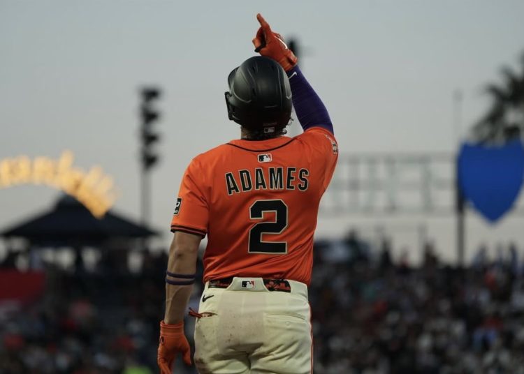Willy Adames hace historia al ganar el Premio Willie Mac 2025