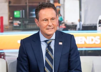 Presentador de Fox News se disculpa tras decir que habría que matar a personas sintecho