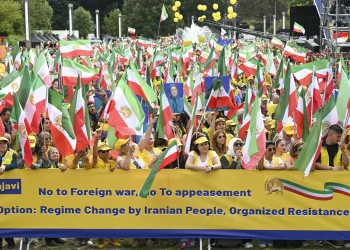 Decenas de miles de iraníes exigen cambio de régimen sin apaciguamiento ni guerra