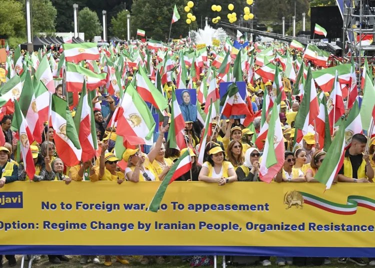 Decenas de miles de iraníes exigen cambio de régimen sin apaciguamiento ni guerra