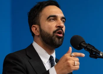 El candidato alcaldía Nueva York Cuomo elogia a Adams por retirarse de la reelección