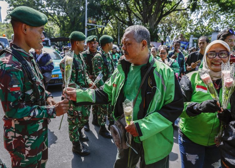 Empleados de ‘apps’ de transporte protestan en Indonesia entre fuerte despliegue policial