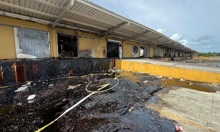 Comerciantes del Merca SD denuncian abandono de la nave F-1 tras incendio