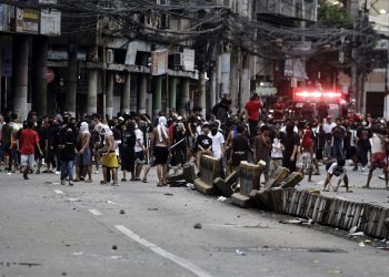 La ira contra la corrupción saca a decenas de miles de filipinos a la calle entre choques