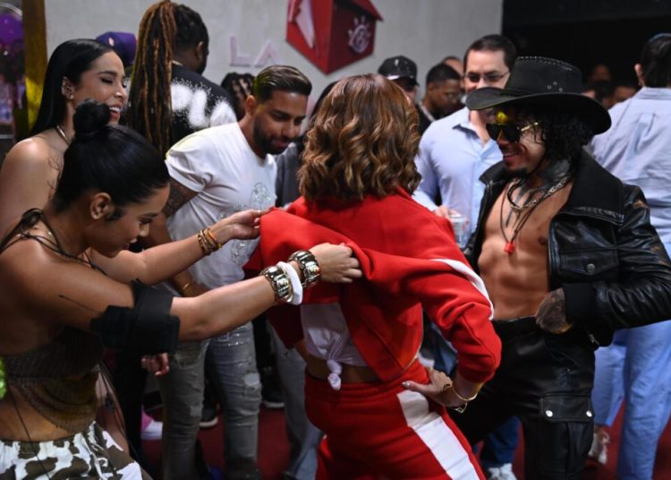 ¡Con mucho swing! Santiago Matías y talentos bailan a ritmo de Los Rosario en La Casa de Alofoke