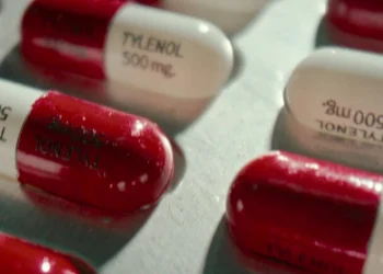 Fabricante de Tylenol rechaza afirmaciones de Trump sobre limitar su uso en embarazo