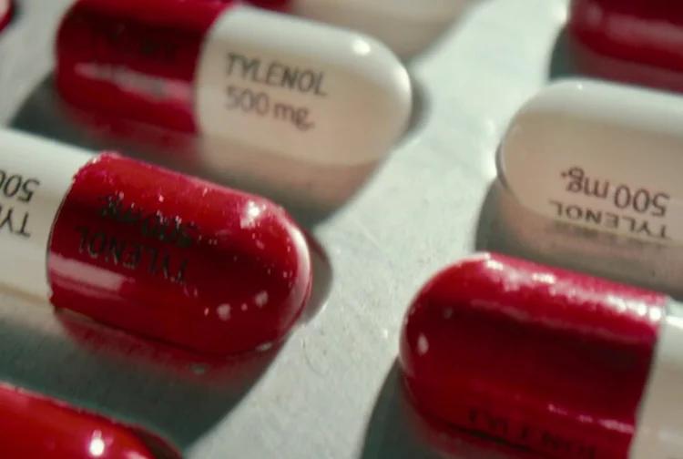 Fabricante de Tylenol rechaza afirmaciones de Trump sobre limitar su uso en embarazo