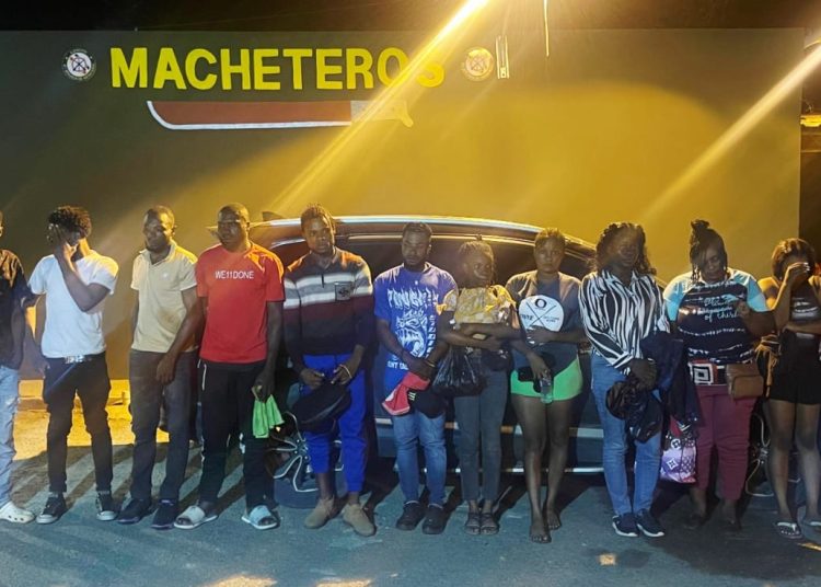 Ejército detiene jeepeta con 14 indocumentados en Mao