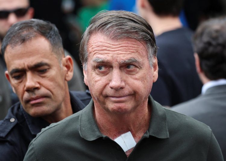 Bolsonaro sufre una nueva «crisis de hipo y vómitos», según su hijo