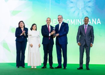AES Dominicana reconocida por ProDominicana por diversificación y seguridad energética