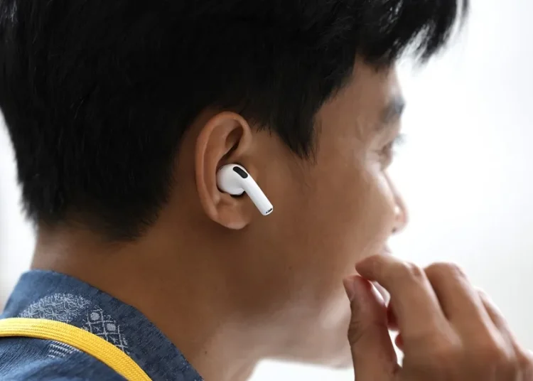 Apple equipa sus AirPods con traducción en inglés, español, portugués, francés y alemán