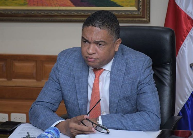 Yván Lorenzo cuestiona multa a Aerodom y pide rescisión de contrato