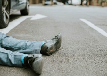 Joven muere atropellado mientras reparaba su motocicleta en Nagua