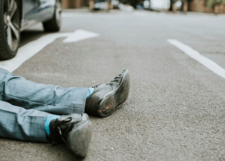 Joven muere atropellado mientras reparaba su motocicleta en Nagua