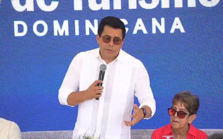 David Collado destaca transparencia y participación comunitaria en construcción de acceso a Playa Teco, Puerto Plata