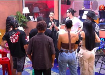 Laura Bonnelly sorprende con flores a Giuseppe en La Casa de Alofoke