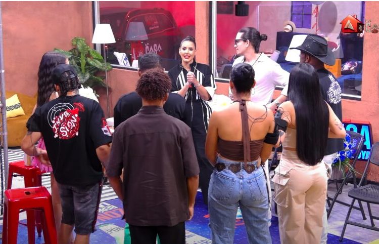 Laura Bonnelly sorprende con flores a Giuseppe en La Casa de Alofoke