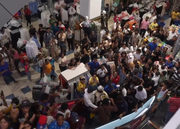 Cientos de personas acuden a Plaza Lama tras visita de participantes de La Casa de Alofoke
