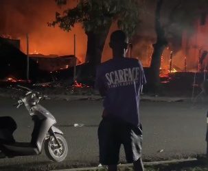 Solicitan ayuda para familias que lo perdieron todo tras incendio en Jacagua