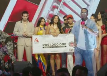 Santiago Matías entrega a Crucita, ganadora del reality, un millón de pesos y una Jeepeta Mercedes-Benz