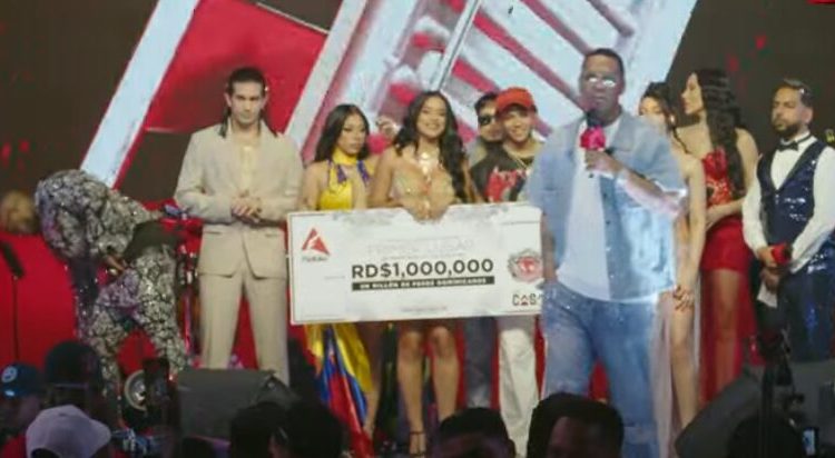 Santiago Matías entrega a Crucita, ganadora del reality, un millón de pesos y una Jeepeta Mercedes-Benz