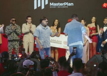 Carlos Montesquieu recibe una jeepeta Changan 2026 en la final de La Casa de Alofoke