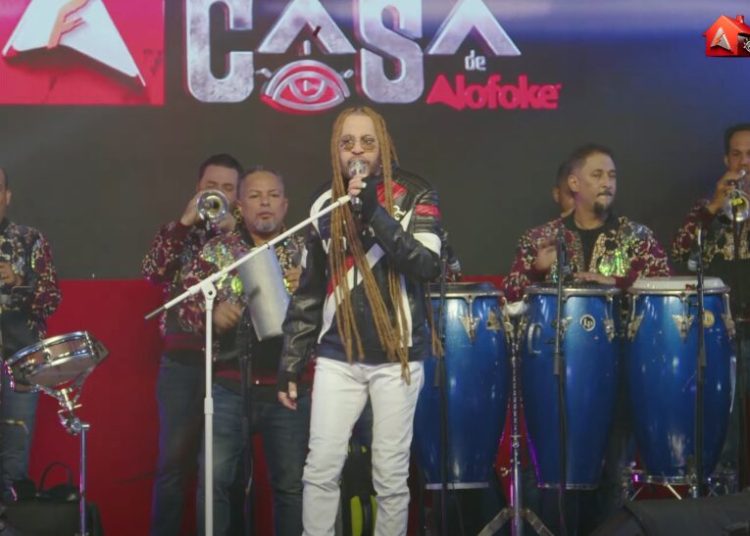 Toño Rosario sube al escenario de La Casa de Alofoke para poner a bailar a los presentes