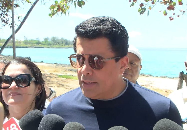 Collado anuncia entrega del Parque Submarino La Caleta en 30 días