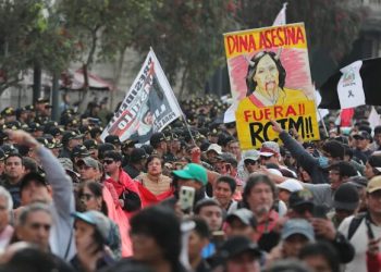 Jóvenes peruanos y colectivos sociales marchan en Lima contra el Gobierno y el Congreso