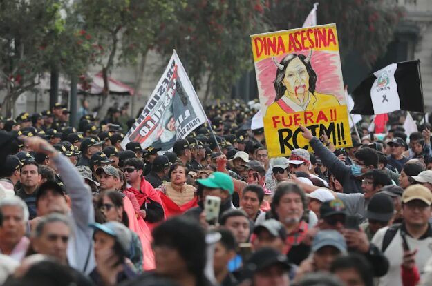 Jóvenes peruanos y colectivos sociales marchan en Lima contra el Gobierno y el Congreso