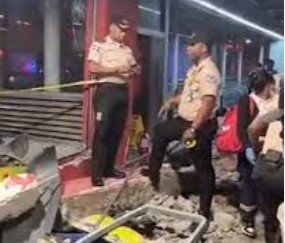 Se trata de una empleada del Metro SD mujer resultó herida tras autobús impactar estación