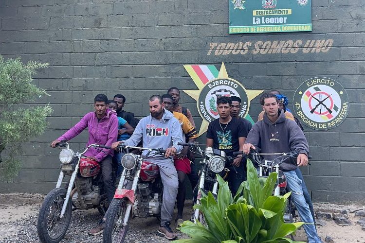 Cuatro dominicanos detenidos por transportar haitianos indocumentados en motocicletas en Santiago Rodríguez