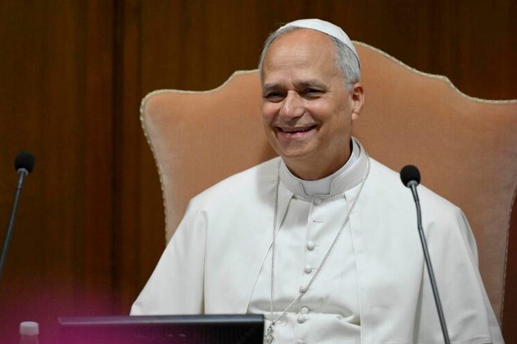 León XIV dice a los obispos que los abusos en la Iglesia «no pueden meterse en un cajón»