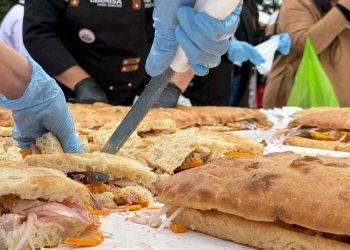 Un grupo de venezolanos se une por la meta de preparar 20.000 arepas en su Día Mundial