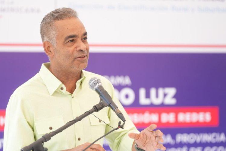 Gobierno lleva electrificación rural a 210 familias en Ocoa y San Cristóbal