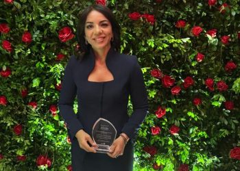 Kalys Bautista, CEO de Kaba Consulting, recibe el galardón Mujer Negocios BHD