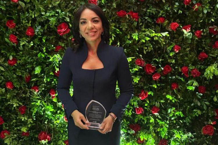Kalys Bautista, CEO de Kaba Consulting, recibe el galardón Mujer Negocios BHD