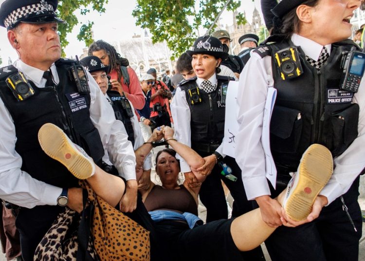 Cerca de 150 manifestantes detenidos en Londres por apoyar grupo propalestino prohibido