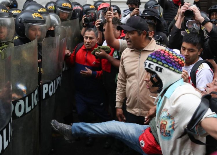 Manifestantes y policías se enfrentan en Lima durante la ‘Marcha de la Generación Z’