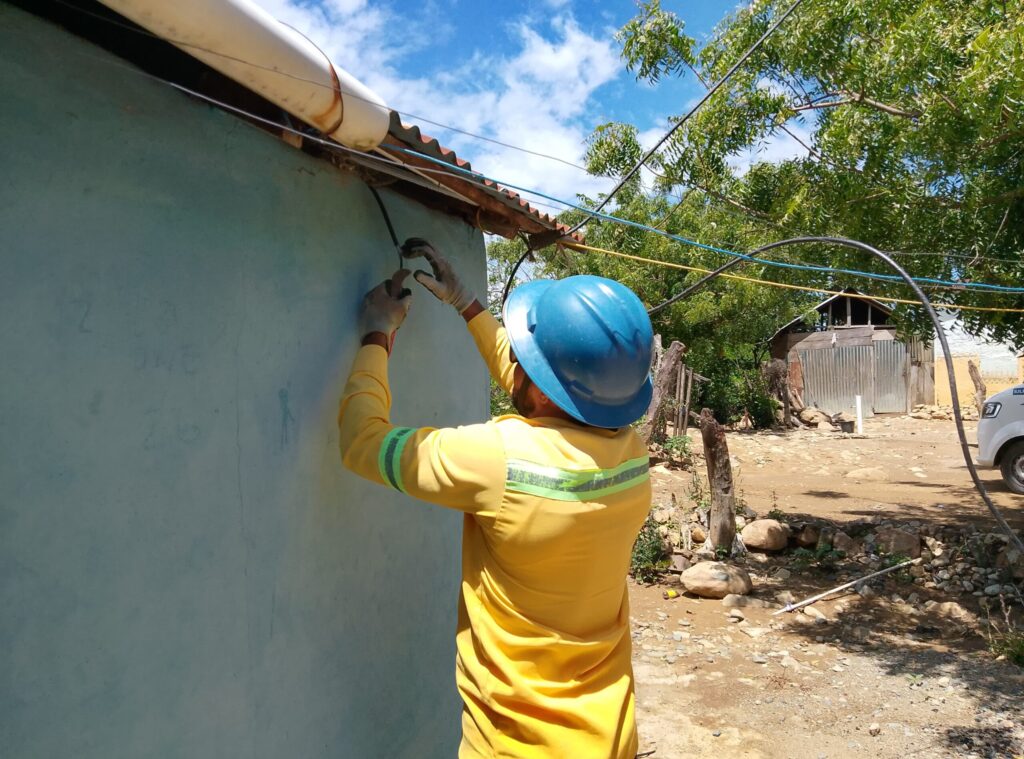 Edesur desmantela más de 6,590 conexiones ilegales y regulariza a miles de clientes en 10 provincias - Noticias de hoy en República Dominicana | De Último Minuto