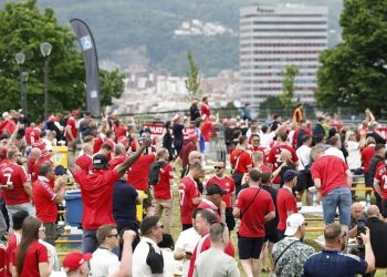 El Manchester City despide a un camarero por trabajar con una camiseta del Manchester United