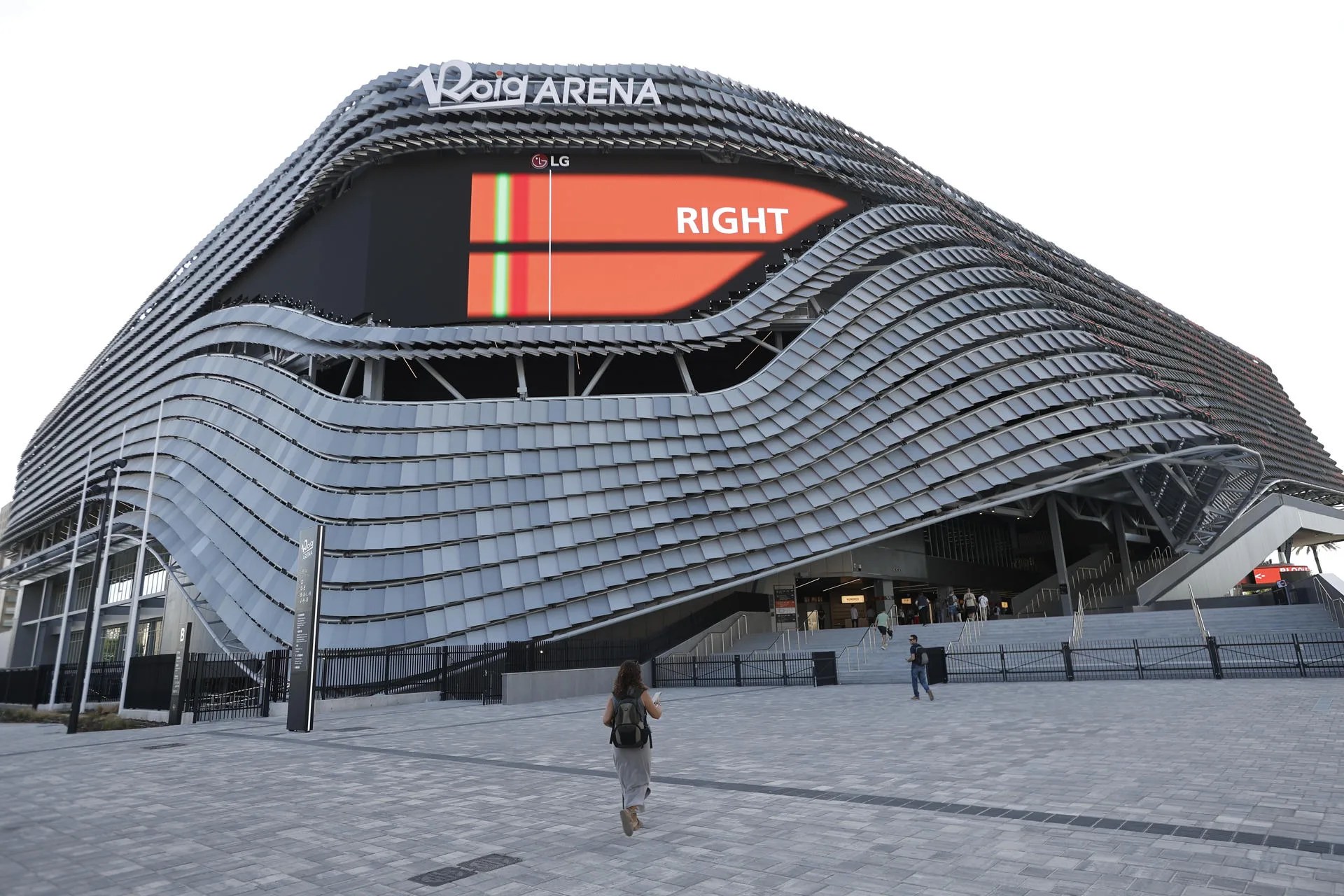 Vista de la presentación del Roig Arena este martes, el recinto cubierto multiusos y nueva casa del Valencia Basket que se inaugura este sábado con un presupuesto de 300 millones de euros que ha sufragado íntegramente Juan Roig, presidente de Mercadona, con su patrimonio personal, y que busca convertirse en el nuevo gran centro de conciertos y actos socioculturales y empresariales de la ciudad.-EFE/ Biel Aliño
