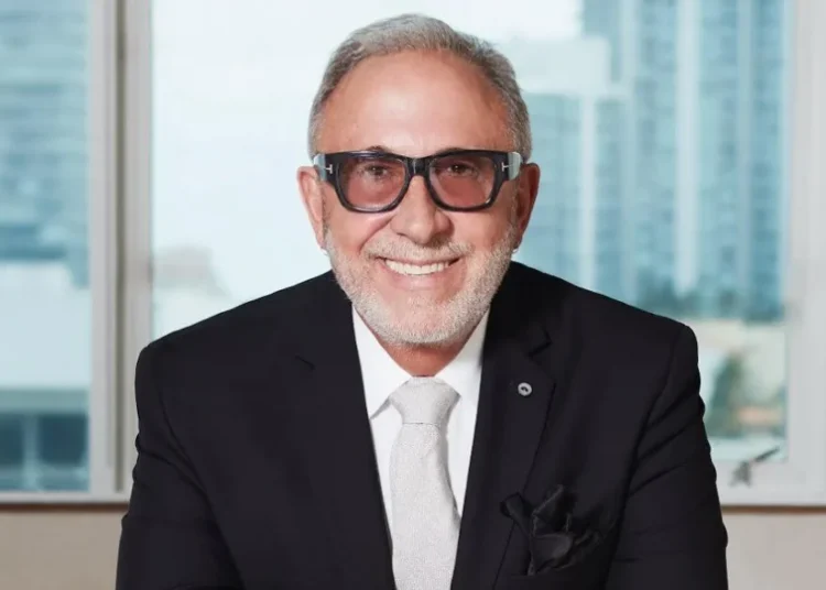 Presidente Luis Abinader recibe en el Palacio Nacional al productor musical Emilio Estefan Jr.