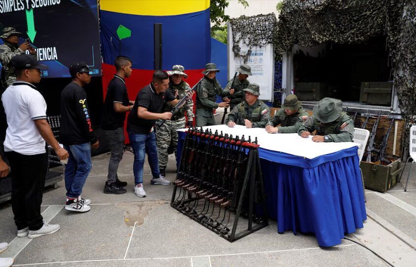 Fuerzas Armadas de Venezuela entrenan a civiles en manejo de armas en medio de tensiones con EE.UU. | 2 | Fuerzas Armadas de Venezuela entrenan a civiles en manejo de armas en medio de tensiones con EE.UU.