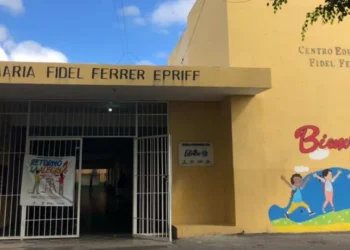 Adolescente lucha por su vida luego de ser apuñalado a la salida de la Escuela por cuatro jovenes