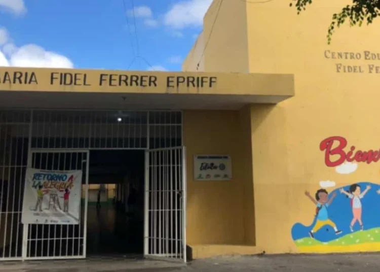 Adolescente lucha por su vida luego de ser apuñalado a la salida de la Escuela por cuatro jovenes