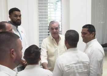 Abinader y Karl Towns construirán una arena  de baloncesto en Tamboril