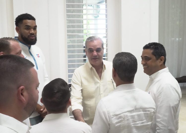 Abinader y Karl Towns construirán una arena  de baloncesto en Tamboril