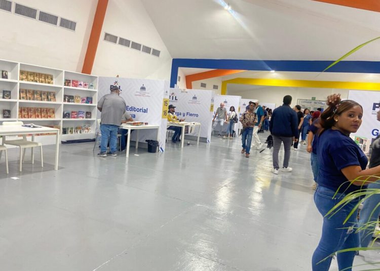 Vendedores en Feria del Libro esperan incremento de ventas en próximos días